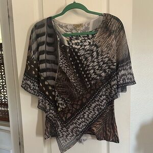 ONE WORLD Feather Pattern Top in Black and White